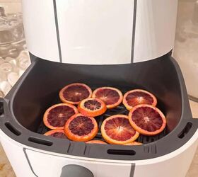 13 ideas de bricolaje para hacer adornos con naranjas secas, Rodajas de naranja en la freidora de aire prepar ndose para deshidratar