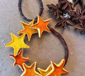 13 ideas de bricolaje para hacer adornos con naranjas secas, Creaci n de un adorno de corona utilizando peque as estrellas de corteza de naranja deshidratadas