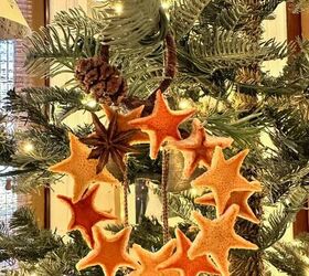 13 ideas de bricolaje para hacer adornos con naranjas secas, Estrellas de naranja cortadas para crear un adorno de corona de rbol de Navidad