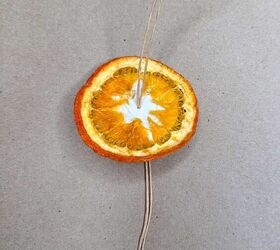 13 ideas de bricolaje para hacer adornos con naranjas secas, A ade una rodaja de naranja seca sobre el disco de madera para empezar tu adorno apilado de naranja