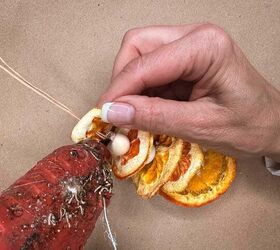 13 ideas de bricolaje para hacer adornos con naranjas secas, Apilando naranjas secas y cuentas de madera para crear un adorno navide o