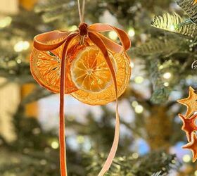 13 ideas de bricolaje para hacer adornos con naranjas secas, Adorno de rodaja de naranja seca con una cinta de terciopelo fluida