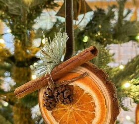 13 ideas de bricolaje para hacer adornos con naranjas secas, Adorno de rodaja de naranja seca hecho sobre una rodaja de madera