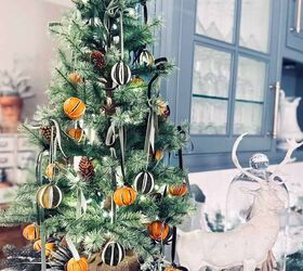 13 ideas de bricolaje para hacer adornos con naranjas secas, Naranjas secas enteras colgadas en un peque o rbol de Navidad como adorno