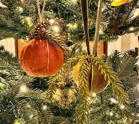 13 ideas de bricolaje para hacer adornos con naranjas secas, Naranjas secas enteras decoradas y colgadas en el rbol de Navidad