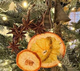 13 ideas de bricolaje para hacer adornos con naranjas secas, An s estrellado y rodajas de naranja crean un adorno para colgar en el rbol de Navidad