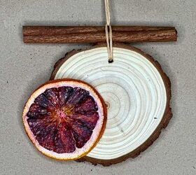 13 ideas de bricolaje para hacer adornos con naranjas secas, Peque as rodajas de madera y palitos de canela para hacer adornos con rodajas de naranja deshidratadas