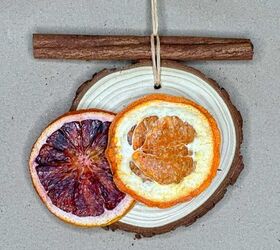 13 ideas de bricolaje para hacer adornos con naranjas secas, Se utilizan peque as rodajas de madera y palitos de canela para hacer adornos con rodajas de naranja deshidratada
