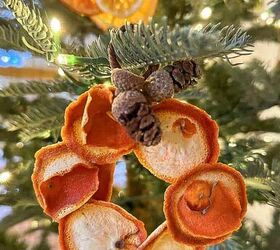 13 ideas de bricolaje para hacer adornos con naranjas secas, Haz una corona con rodajas de naranja seca de los extremos de la naranja y cu lgala en el rbol de Navidad