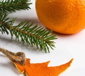 13 ideas de bricolaje para hacer adornos con naranjas secas, Peque o rbol de Navidad recortado de un aro de naranja y convertido en adorno para el rbol de Navidad