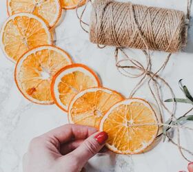 13 ideas de bricolaje para hacer adornos con naranjas secas, Haciendo una guirnalda de rodajas de naranja deshidratadas