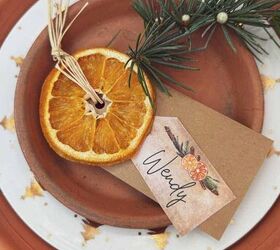 13 ideas de bricolaje para hacer adornos con naranjas secas, Tarjeteros DIY una simple rodaja de naranja deshidratada pegada a una etiqueta con hojas verdes frescas