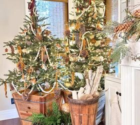 13 ideas de bricolaje para hacer adornos con naranjas secas, rboles de Navidad en la sala de estar decorados con ideas de decoraci n en verde y dorado