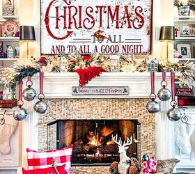 13 ideas de bricolaje para hacer adornos con naranjas secas, La chimenea est decorada para la Navidad con campanas que cuelgan de la repisa Un cartel de Navidad cuelga por encima con un mont n de rojo y blanco