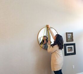 la gua completa para usar un distancimetro lser, Mujer intentando medir la altura de una pared con la cinta m trica cay ndose