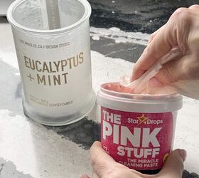 cmo limpiar y reutilizar tarros de velas una gua fcil, Utilizar un producto llamado The Pink Stuff para eliminar los restos de cera de un tarro de velas