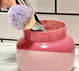 cmo limpiar y reutilizar tarros de velas una gua fcil, Un tarro de velas rosa con brochas de maquillaje