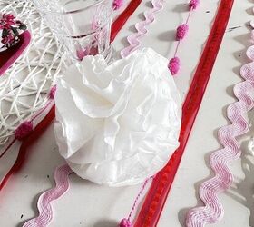 Flores blancas esponjosas: La elegancia de la mesa de San Valentín hecha fácil