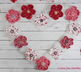 guirnalda de corazones con flores de tela de scrap, pegado de la primera capa de flores de tela