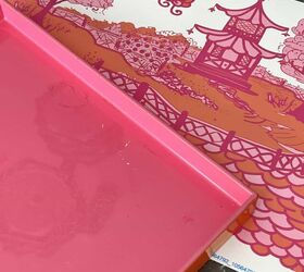 decoraciones de mesa diy para san valentn un picoteo fcil, Una bandeja rosa y un trozo de papel pintado