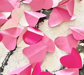 decoraciones de mesa diy para san valentn un picoteo fcil, Corazones de papel recortados de papel de regalo rosa y rojo para decoraciones de mesa de San Valent n DIY