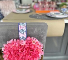 decoraciones de mesa diy para san valentn un picoteo fcil, Decoraciones de mesa de San Valent n DIY que incluyen un coraz n de espuma de poliestireno cubierto de tulipanes