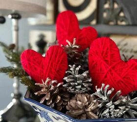 decoraciones de mesa diy para san valentn un picoteo fcil, Corazones de papel envueltos en hilo utilizados como decoraci n de mesa de San Valent n DIY