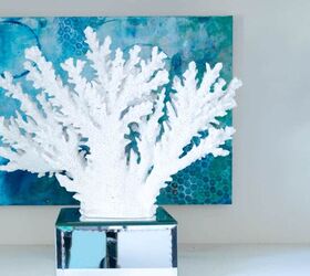 consejos para decorar estanteras, Coral delante de un cuadro abstracto azul