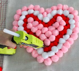 cmo hacer cojines de san valentn con pompones, pompones pegados dise o San Valentin