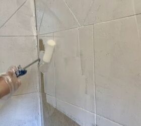 cmo reacabar su baera y azulejos con pintura, Rodillo de espuma de pintura en la pared de azulejos