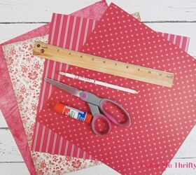 colgante de pared corazones de papel, papeles de scrapbook y otros materiales