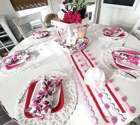 Coqueta y divertida: Una mesa de San Valentín en rosa, rojo y blanco