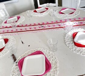 coqueta y divertida una mesa de san valentn en rosa rojo y blanco