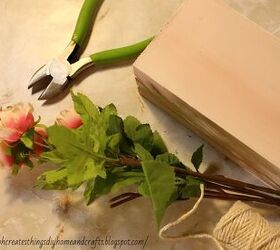 pila de libros de imitacin diy decoracin rpida y fcil para san valentn, Cortadores florales mini rosas de imitaci n cerca de la caja de madera y cordel