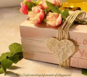 pila de libros de imitacin diy decoracin rpida y fcil para san valentn, Primer plano de la caja de madera rosa con rosas de imitaci n envueltas en cordel