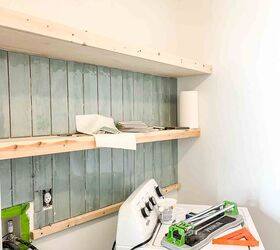 actualizar su lavadero con un backsplash de azulejos, azulejo instalado verticalmente entre 2 estantes sin terminar lavadora empujada a un lado