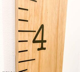 haz tu propia tabla de crecimiento con una regla de madera, close up of finished wooden ruler growth chart