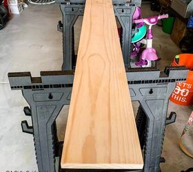 haz tu propia tabla de crecimiento con una regla de madera, plano de madera sobre caballetes