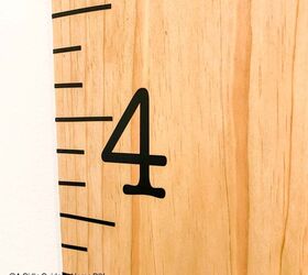 haz tu propia tabla de crecimiento con una regla de madera, primer plano de la tabla de crecimiento con regla de madera