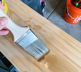 haz tu propia tabla de crecimiento con una regla de madera, brocha aplicando tinte a la madera