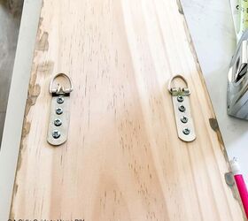 haz tu propia tabla de crecimiento con una regla de madera, colgadores instalados en tabla de crecimiento de regla de madera