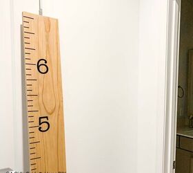 haz tu propia tabla de crecimiento con una regla de madera, tabla de crecimiento apoyada en la pared