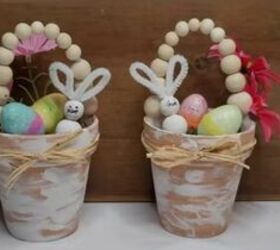 Maceta de Pascua de barro con conejitos de chenilla hechos a mano
