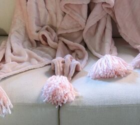 cmo hacer borlas para vestir una manta, manta rosa con borlas rosas DIY