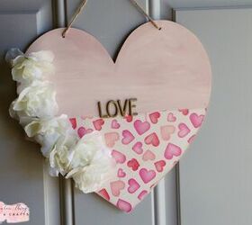 decora un corazn de madera, Coraz n colgante de madera pintado de rosa con estampado de corazones flores de imitaci n y letras doradas