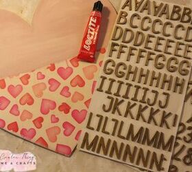 decora un corazn de madera, Coraz n de madera pintado de rosa con estampado de coraz n de papel de seda y letras doradas