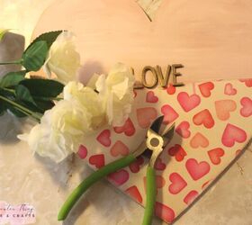 decora un corazn de madera, Flores blancas de imitaci n cortadores florales y coraz n de madera pintado