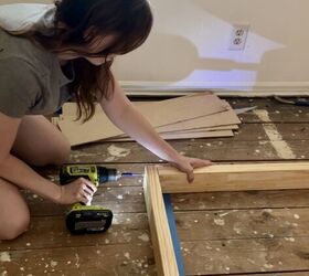 cmo hacer literas empotradas diy, Mujer construye el marco de la cama con 2x4s