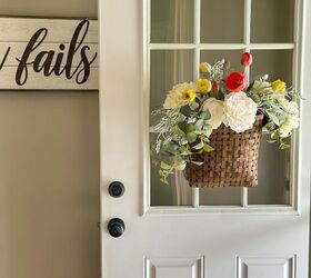 Una sencilla cesta primaveral para la puerta con tulipanes