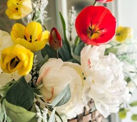 una sencilla cesta primaveral para la puerta con tulipanes